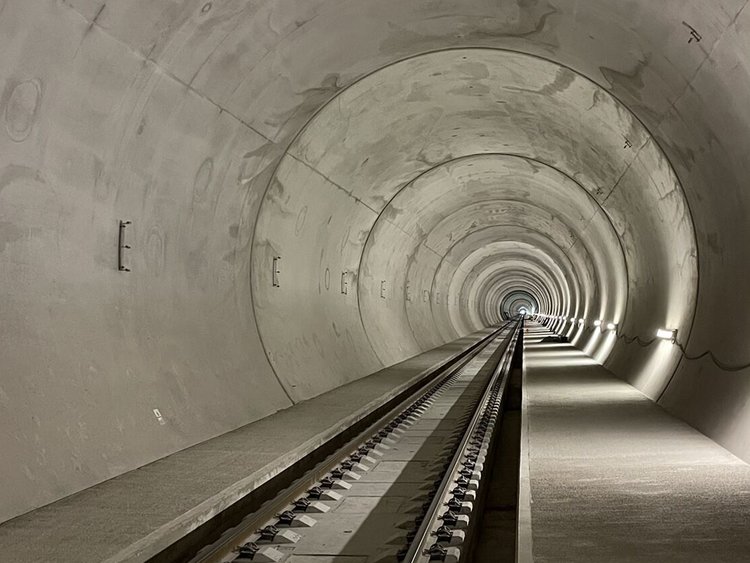 Innenansicht des Koralmtunnels mit verlegtem Slab Track Austria und seitlichem Randweg.