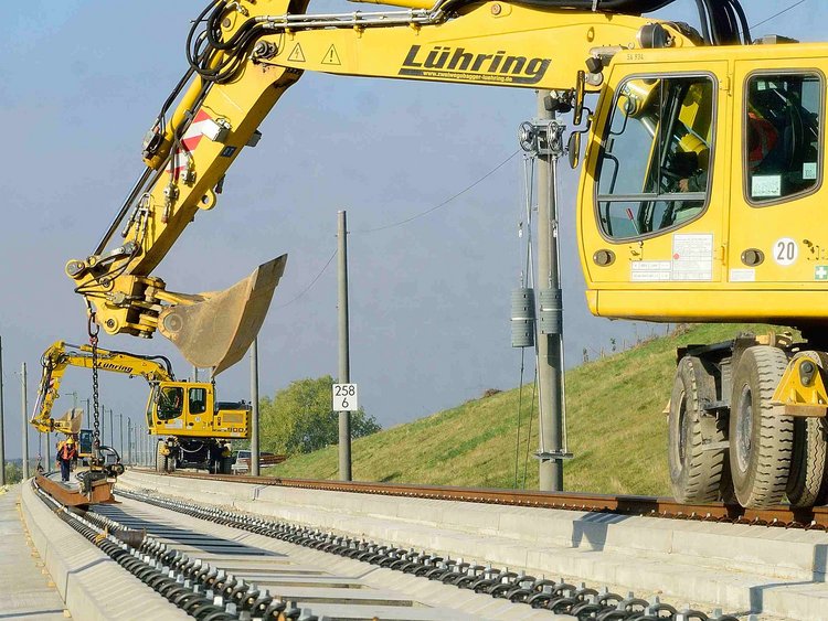 Foto: Schnellfahrstrecke Erfurt – Leipzig/Halle: Zwei gelbe Bagger bearbeiten einen Abschnitt der Festen Fahrbahn.