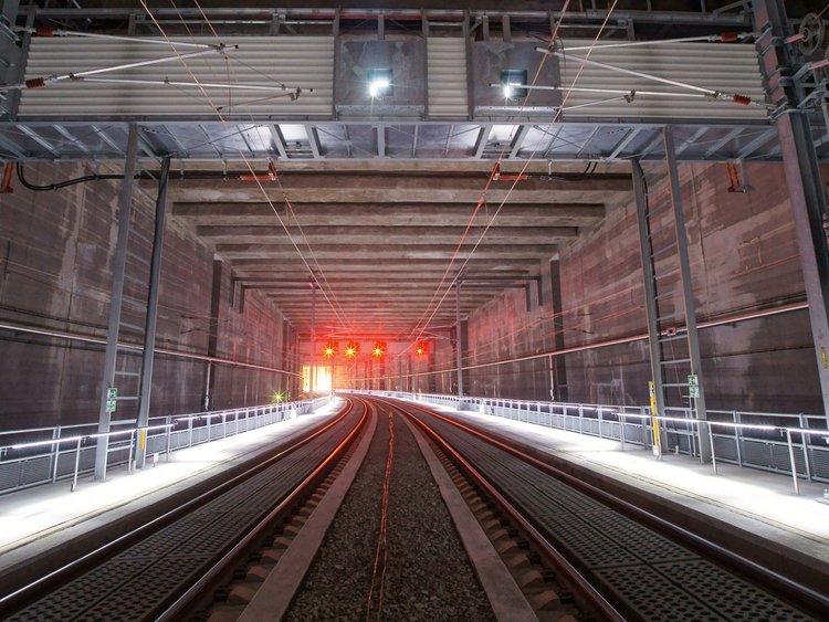 Foto: Lainzer Tunnel: Blick auf die zwei Bahngleise sowie Randwege des Tunnel