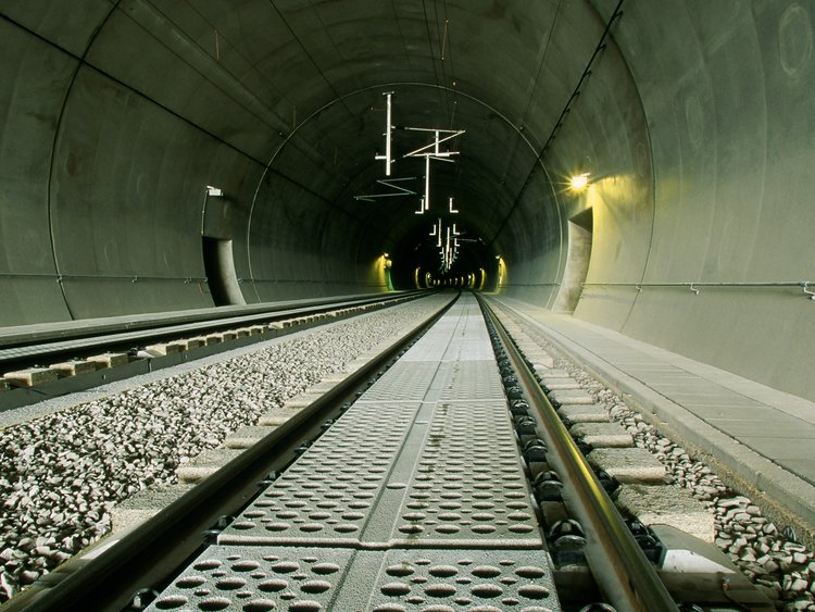 Photo: Arlberg railway tunnel Lengthwise view in the tunnel with track support plates and tracks already laid