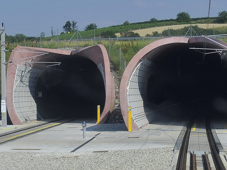Photo: Wienerwald Tunnel: Frontal view of western portal at Chorherrn with clear view of the two separate tunnel tubes