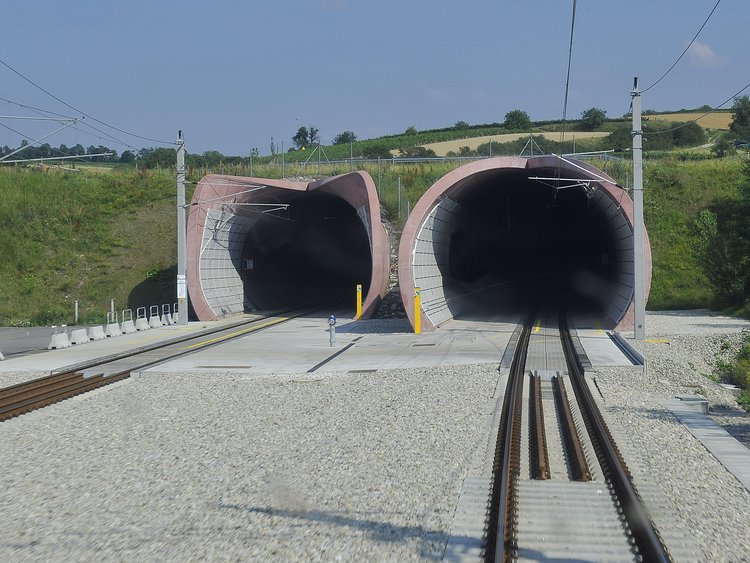 Foto: Wienerwaldtunnel: Vorderansicht des Westportals bei Chorherrn mit freiem Blick auf die beiden getrennten Tunnelröhren
