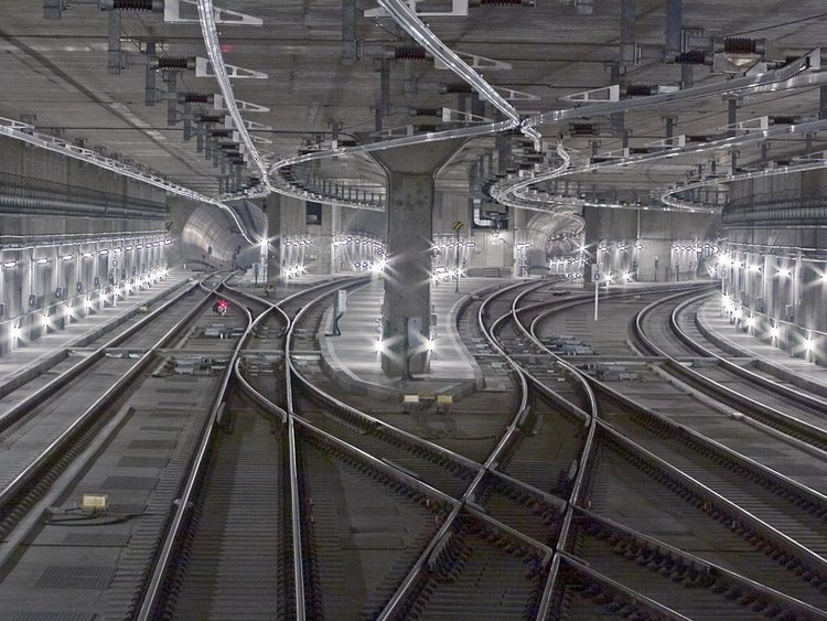 Foto: Lehrter Bahnhof Berlin: Schienenstränge in Tunnel verlaufen in verschiedene Richtungen