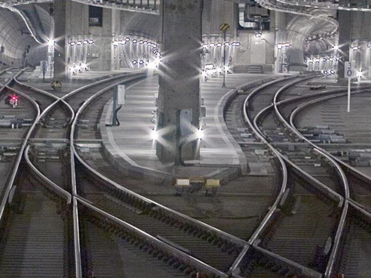 Photo: Lehrter Station, Berlin: The railway tracks in the tunnel run in different directions